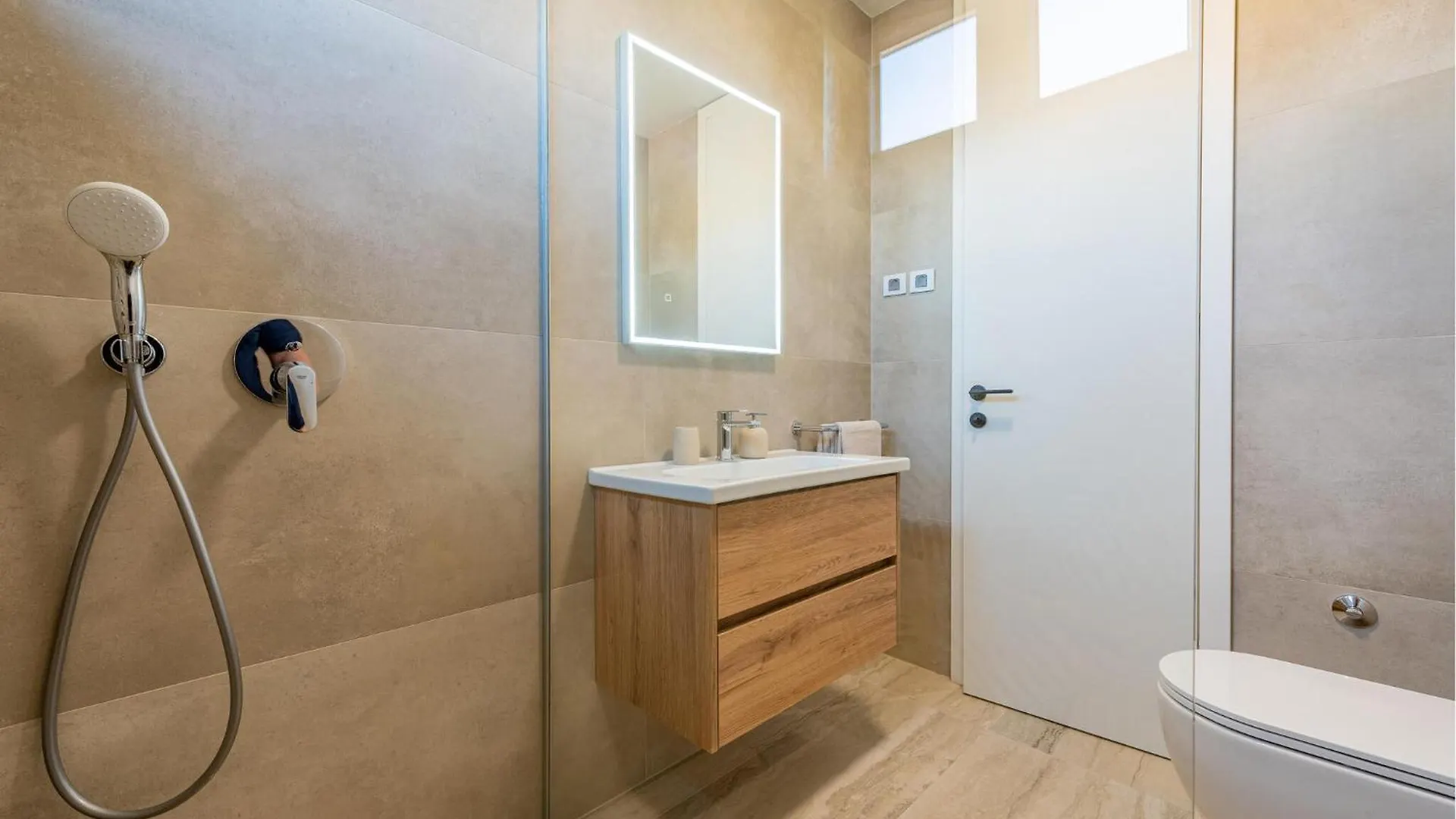 Amazing Apartment In Povljana With House Sea View